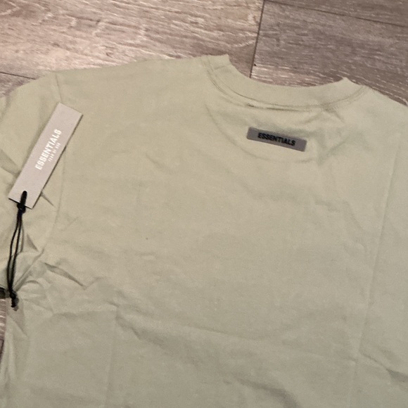 Essentials Fear Of God Men's Light Sage GreenTee Sz Small NWT - Picture 3 of 5